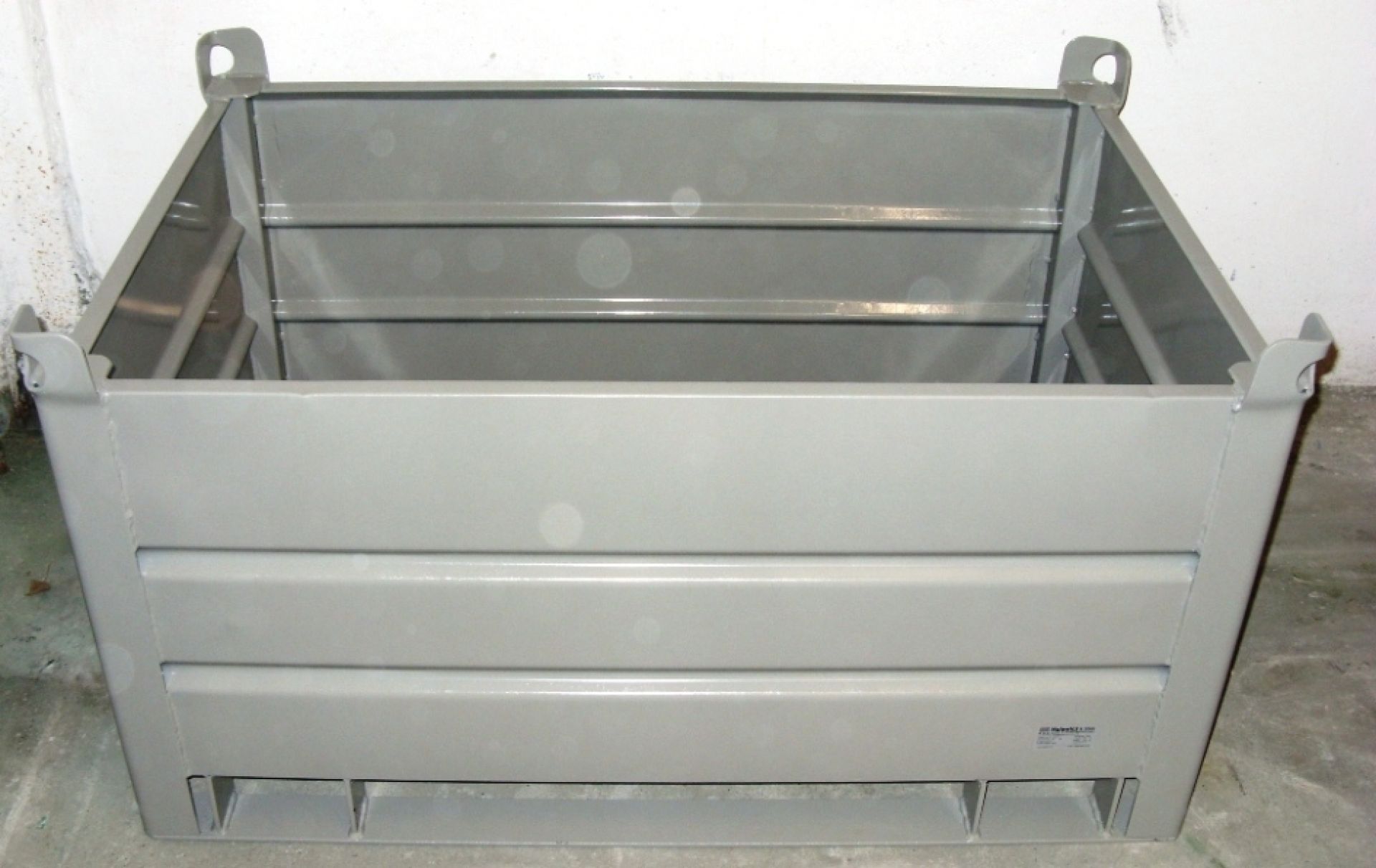 lagerbehaelter-mit-kufen-lange-seite-grau-141208072-02