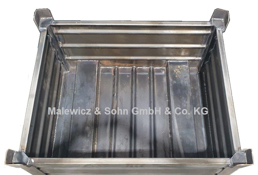 behaelter-mit-staplerkanal-innenliegend-oeldicht-1010080618-03