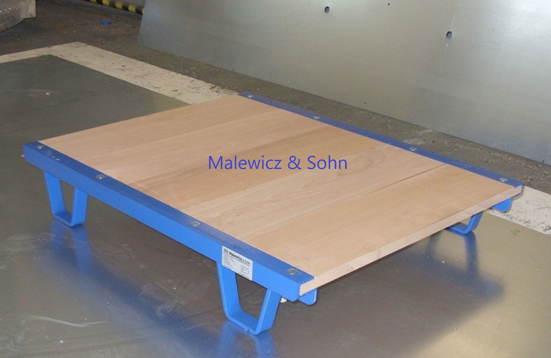 Stahlpalette mit Holzdeckfläche
